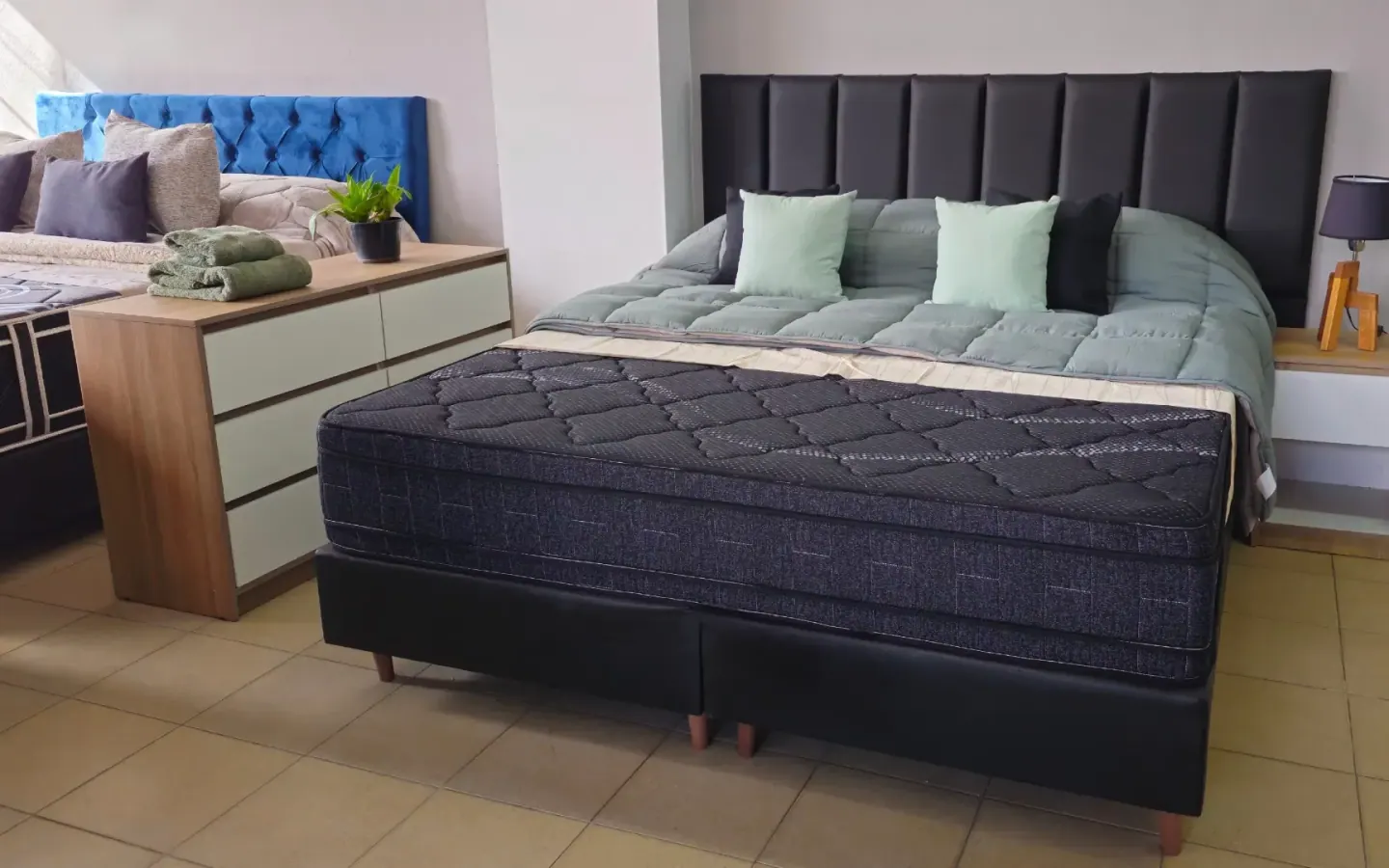 Dormitorio cálido con productos para el hogar